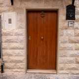 Tra l�altro i due curiosi decori sono testimoni di una singolare leggenda che si tramanda da diverse generazioni. Si racconta infatti che le arpie custodiscano un tesoro nascosto. Quest�ultimo va cercato nel luogo verso cui guarda il leone: una piccola porticina del palazzo di fronte, un tempo sede di un panificio